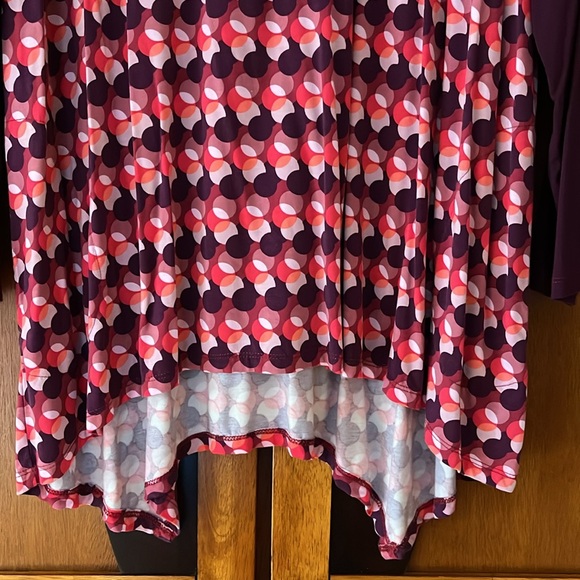 13-LOGO Geometric Patterned Top w/Long Solid Color Sleeves-Sharkbite Hem-Pockets - Picture 6 of 10